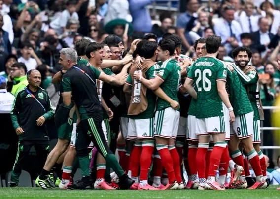 México vence 2-0 a Sudáfrica